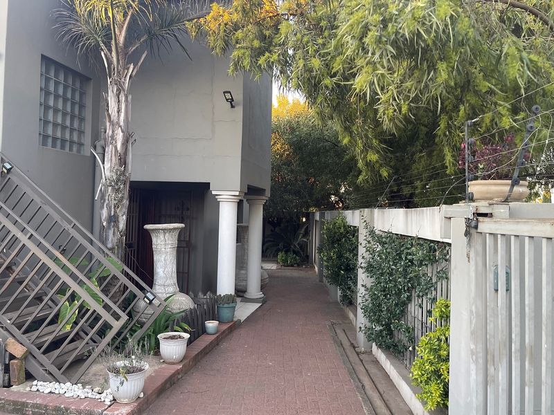 Modern 5-Bedroom Family Home with an Upstairs Flatlet - Photo 2