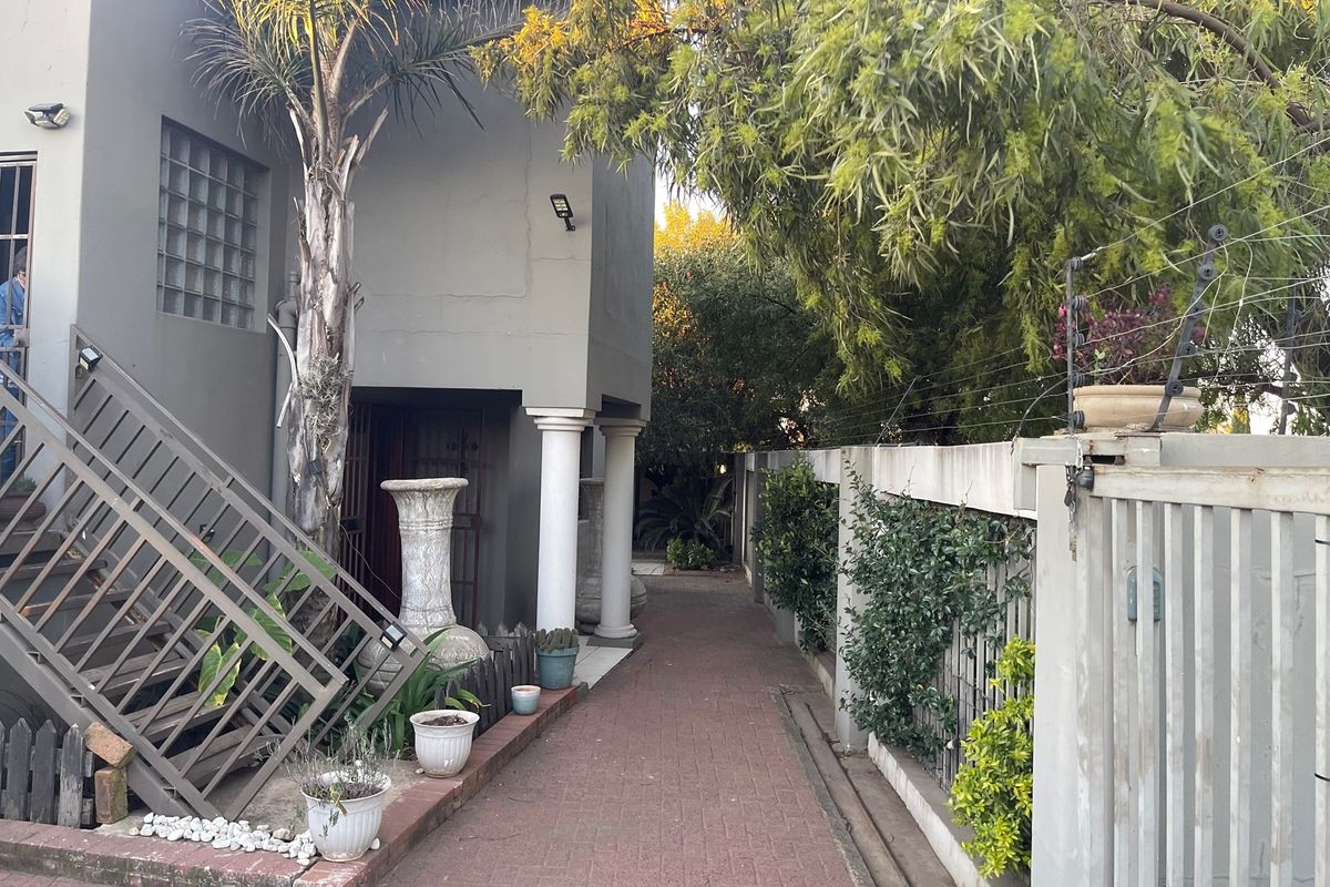 Modern 5-Bedroom Family Home with an Upstairs Flatlet - Photo 2