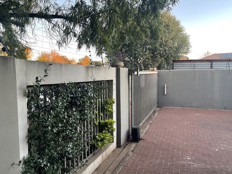 Modern 5-Bedroom Family Home with an Upstairs Flatlet - Photo 5