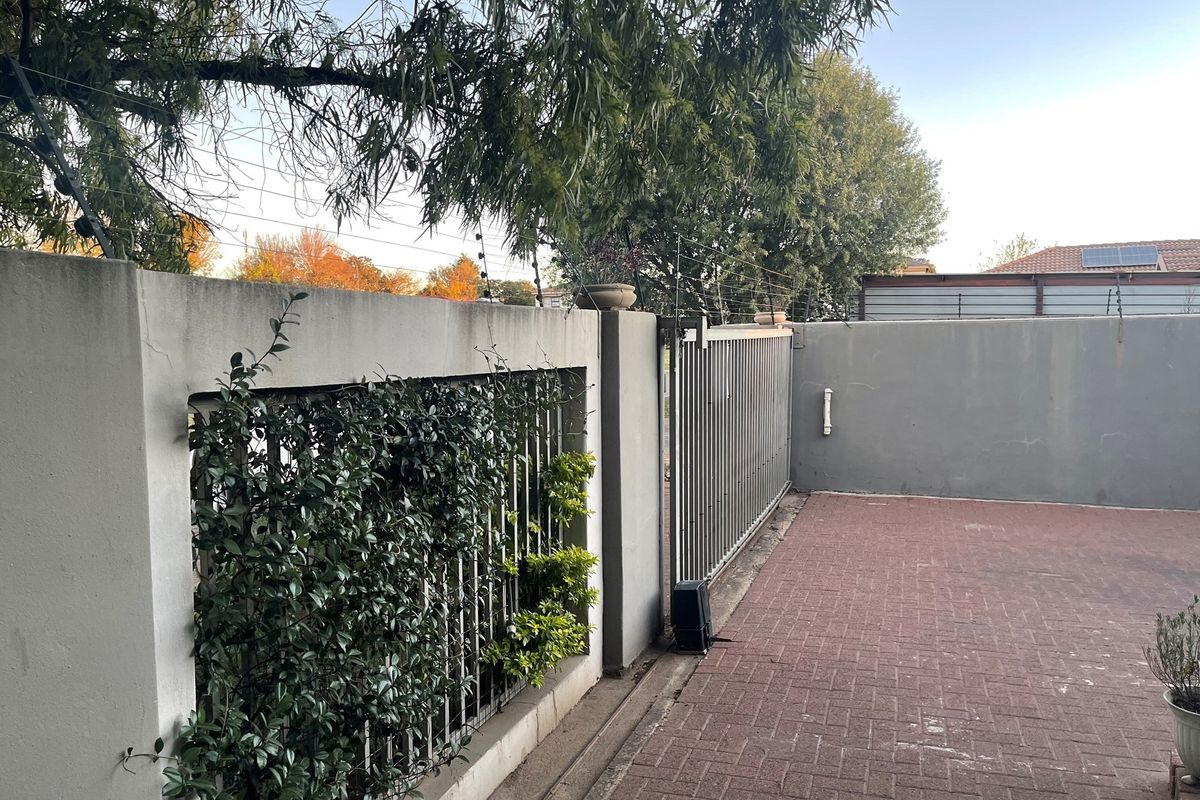 Modern 5-Bedroom Family Home with an Upstairs Flatlet - Photo 5