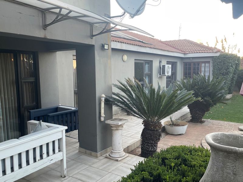 Modern 5-Bedroom Family Home with an Upstairs Flatlet - Photo 3