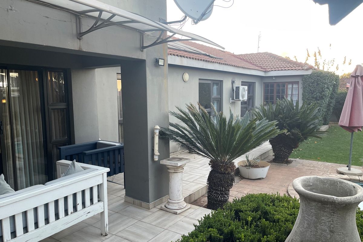 Modern 5-Bedroom Family Home with an Upstairs Flatlet - Photo 3