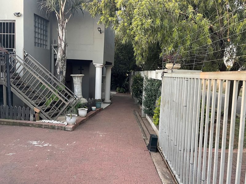 Modern 5-Bedroom Family Home with an Upstairs Flatlet - Photo 6