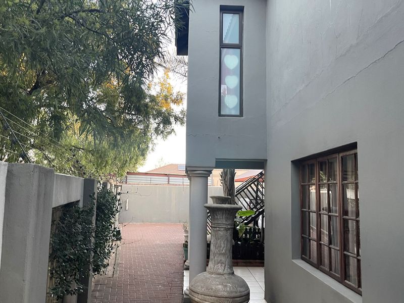 Modern 5-Bedroom Family Home with an Upstairs Flatlet - Photo 8