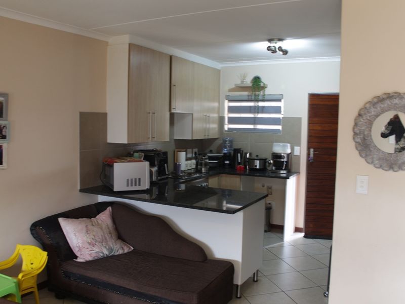 Charming 2-Bedroom, 1-Bath Ground Floor Corner Apartment in Sagewood, Midrand - Photo 9