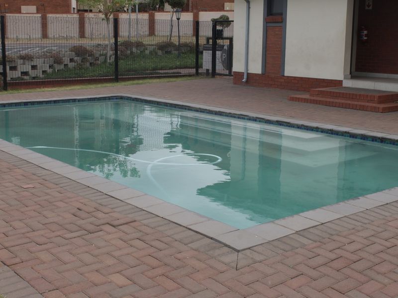 Charming 2-Bedroom, 1-Bath Ground Floor Corner Apartment in Sagewood, Midrand - Photo 2