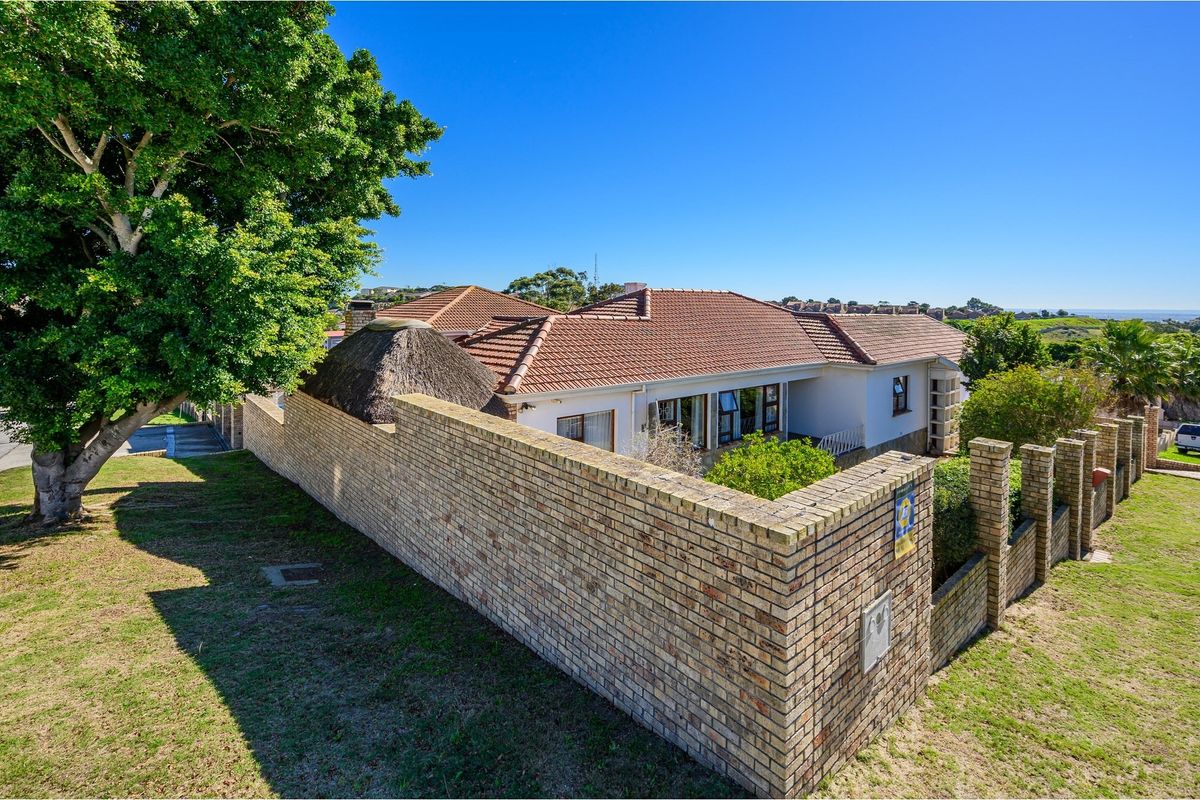 Large corner plot home with rezoning potential in Newton Park - Photo 3