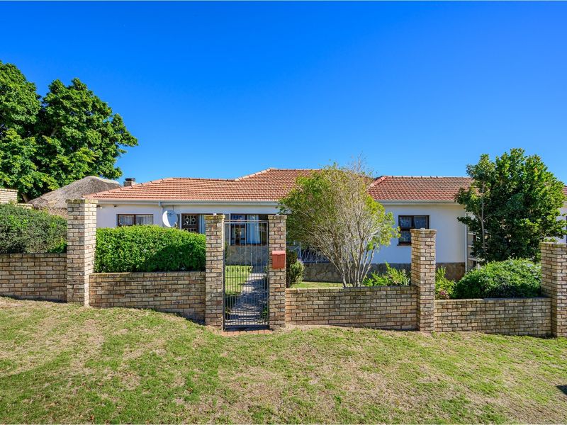 Large corner plot home with rezoning potential in Newton Park - Photo 4