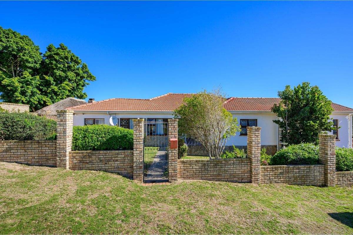 Large corner plot home with rezoning potential in Newton Park - Photo 4