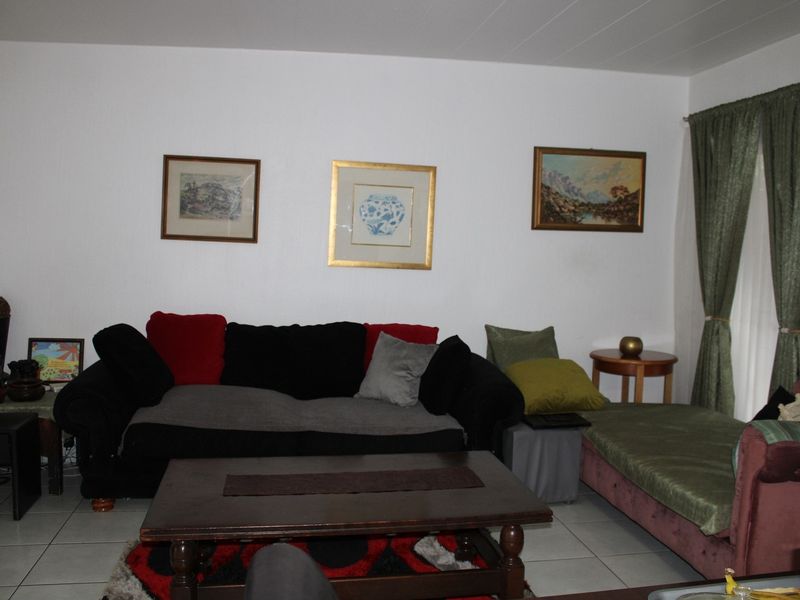 Stunning Family home  With Luxurious Lifestyle Living Or Ideal Investment - Photo 8