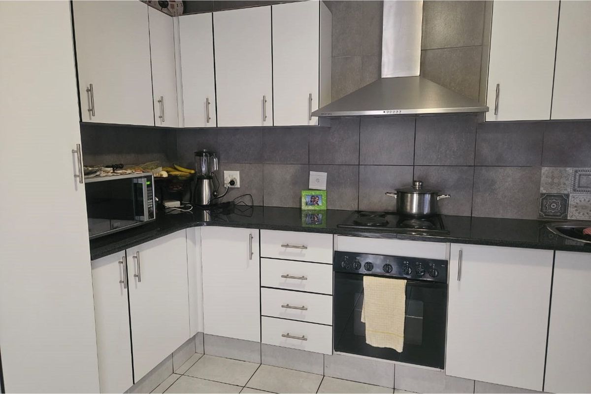 Stunning Family home  With Luxurious Lifestyle Living Or Ideal Investment - Photo 2