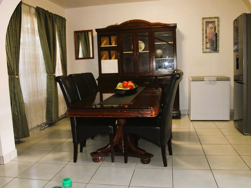 Stunning Family home  With Luxurious Lifestyle Living Or Ideal Investment - Photo 4