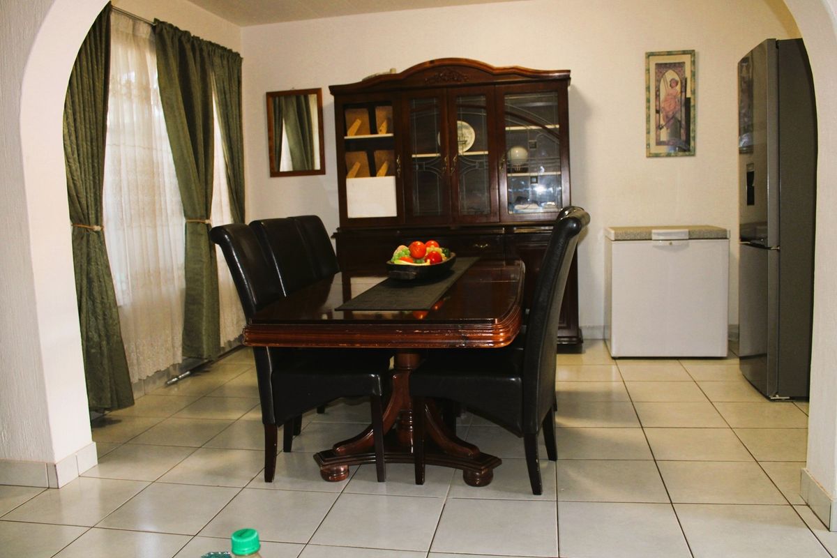 Stunning Family home  With Luxurious Lifestyle Living Or Ideal Investment - Photo 4