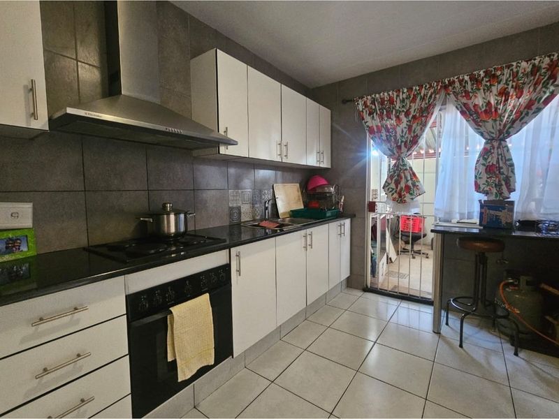 Stunning Family home  With Luxurious Lifestyle Living Or Ideal Investment - Photo 3