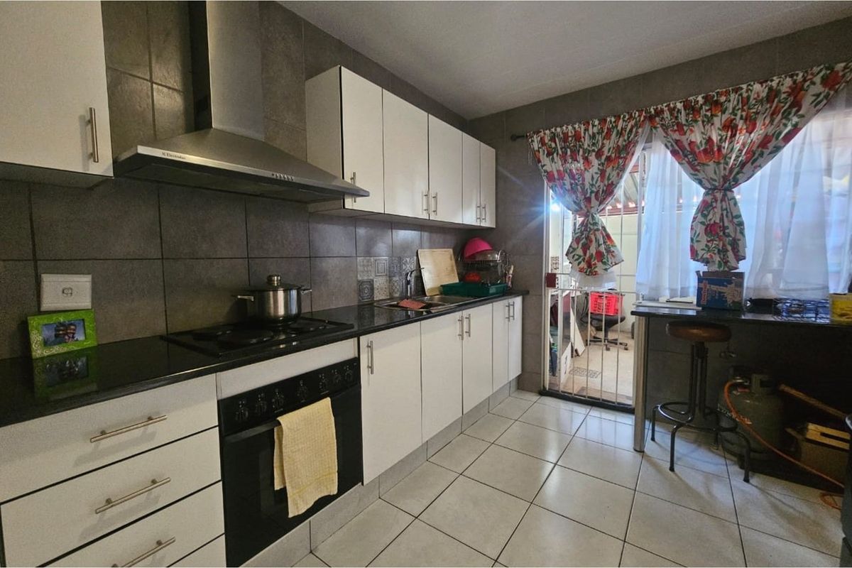 Stunning Family home  With Luxurious Lifestyle Living Or Ideal Investment - Photo 3