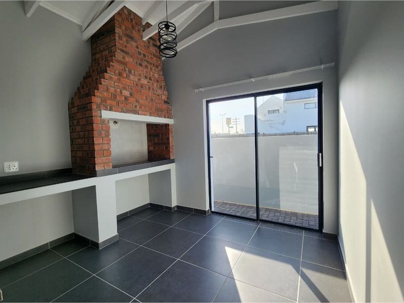Brand-New Contemporary Home in Fountains Estate - Prime Location Near All Amenities - Photo 10