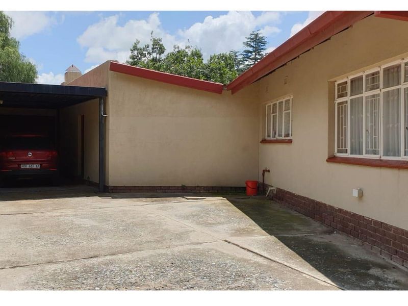 Located In Perfect Area Of Town - Photo 5