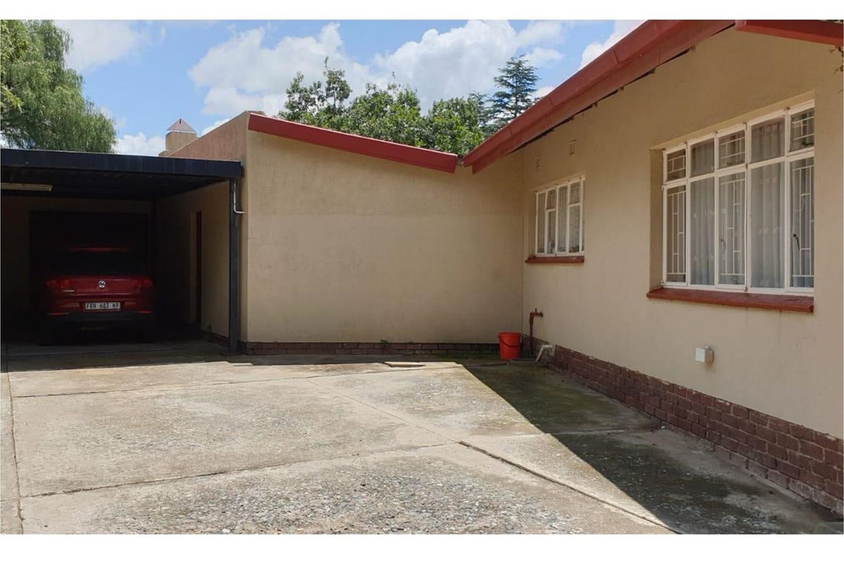 Located In Perfect Area Of Town - Photo 5