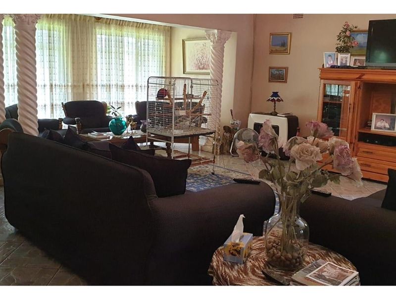 Located In Perfect Area Of Town - Photo 2