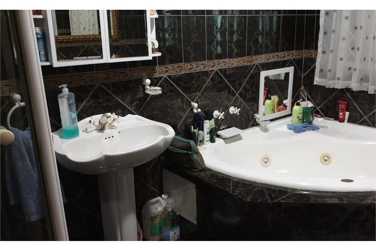 Located In Perfect Area Of Town - Photo 3