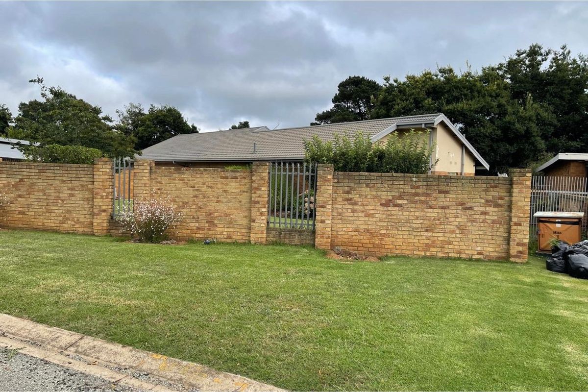 Elegant 5 Bedroom Home with Expansive Living Spaces - Photo 5