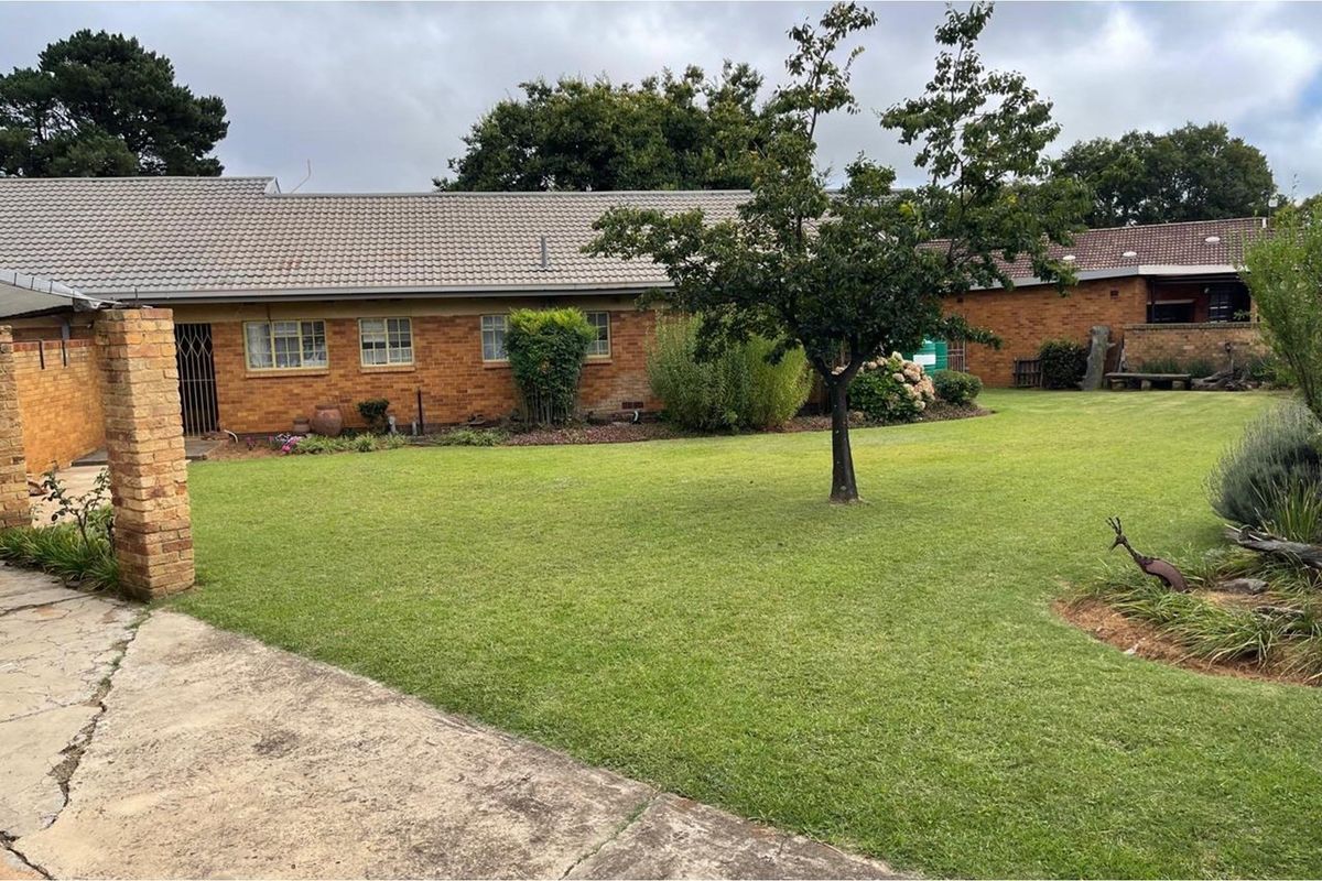 Elegant 5 Bedroom Home with Expansive Living Spaces - Photo 2