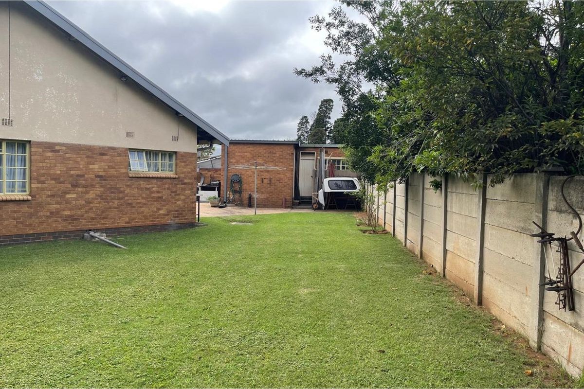 Elegant 5 Bedroom Home with Expansive Living Spaces - Photo 4