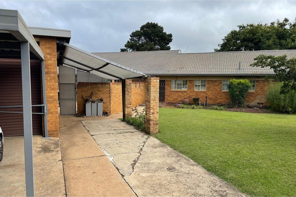 Elegant 5 Bedroom Home with Expansive Living Spaces - Photo 3