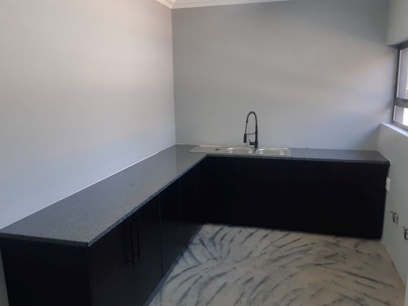 Stylishly Renovated Family Home in Dennesig - Photo 10