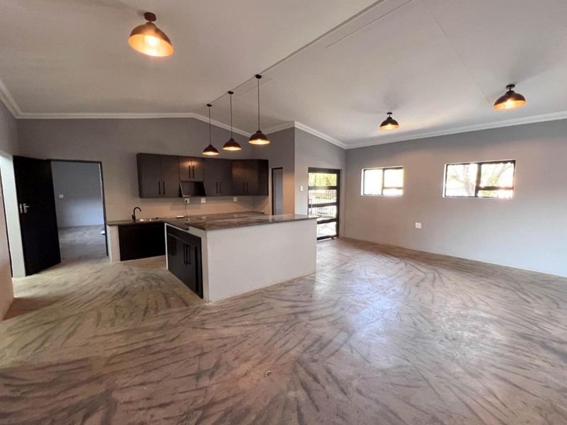 Stylishly Renovated Family Home in Dennesig - Photo 4