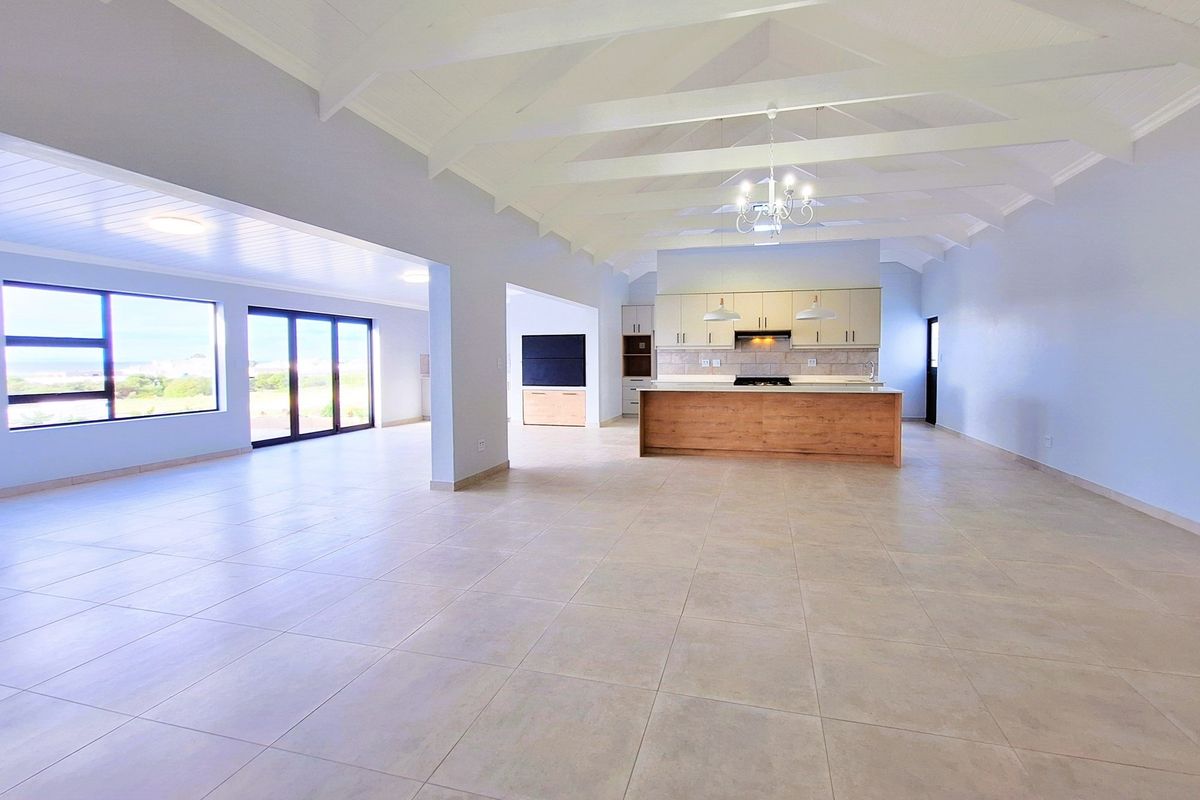 Spacious, Modern Family Home with Separate Flatlet and partial Sea Views in popular Da Gama Bay. - Photo 4