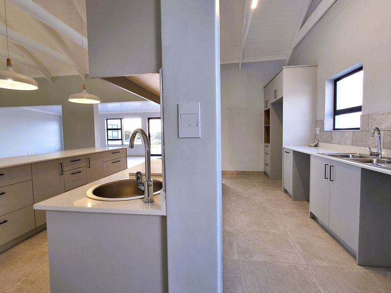 Spacious, Modern Family Home with Separate Flatlet and partial Sea Views in popular Da Gama Bay. - Photo 10