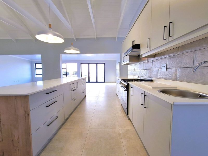 Spacious, Modern Family Home with Separate Flatlet and partial Sea Views in popular Da Gama Bay. - Photo 9