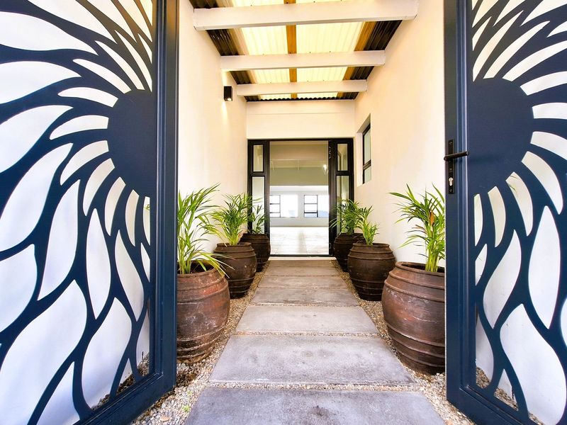 Spacious, Modern Family Home with Separate Flatlet and partial Sea Views in popular Da Gama Bay. - Photo 2