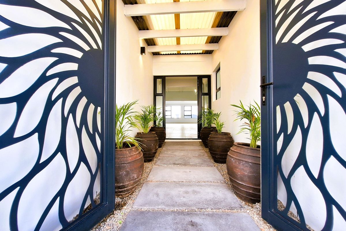 Spacious, Modern Family Home with Separate Flatlet and partial Sea Views in popular Da Gama Bay. - Photo 2