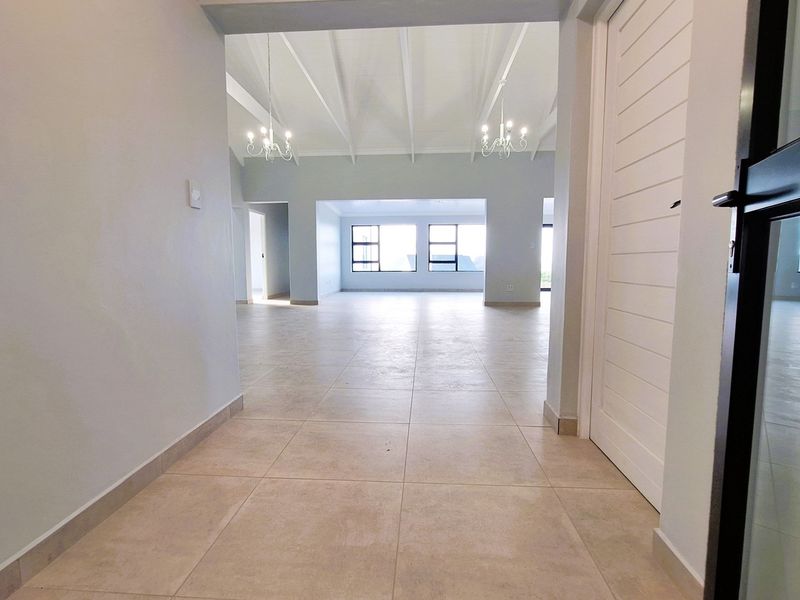 Spacious, Modern Family Home with Separate Flatlet and partial Sea Views in popular Da Gama Bay. - Photo 3