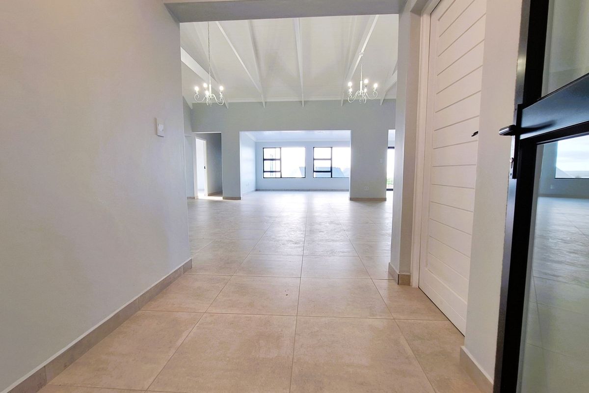 Spacious, Modern Family Home with Separate Flatlet and partial Sea Views in popular Da Gama Bay. - Photo 3