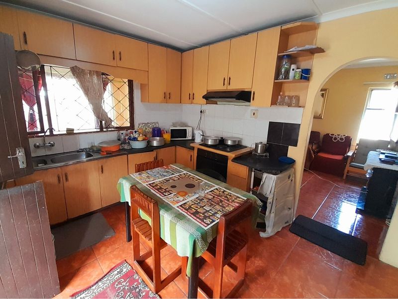 Discover this beautiful Stunning Five-Bedroom Extended Home in Brookdale, Phoenix. - Photo 10