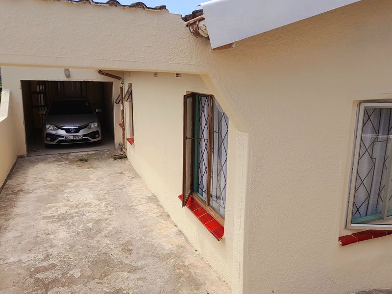 Discover this beautiful Stunning Five-Bedroom Extended Home in Brookdale, Phoenix. - Photo 2