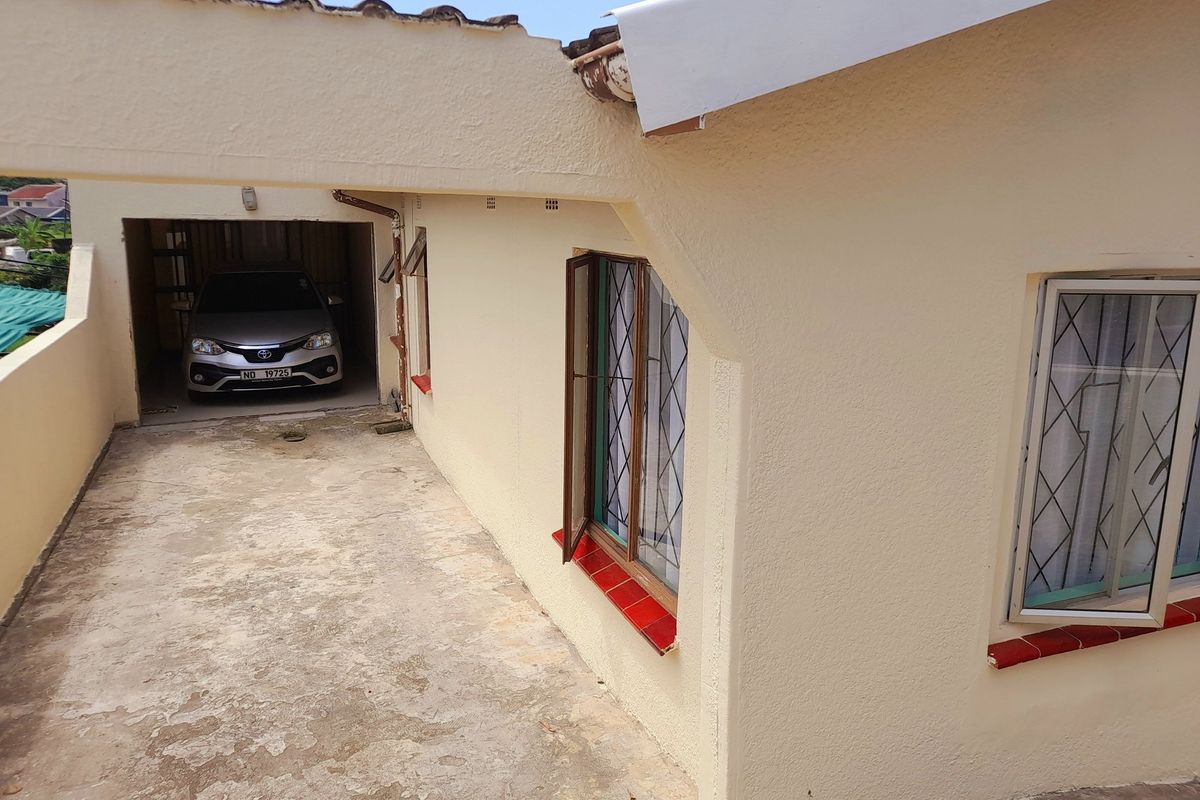 Discover this beautiful Stunning Five-Bedroom Extended Home in Brookdale, Phoenix. - Photo 2