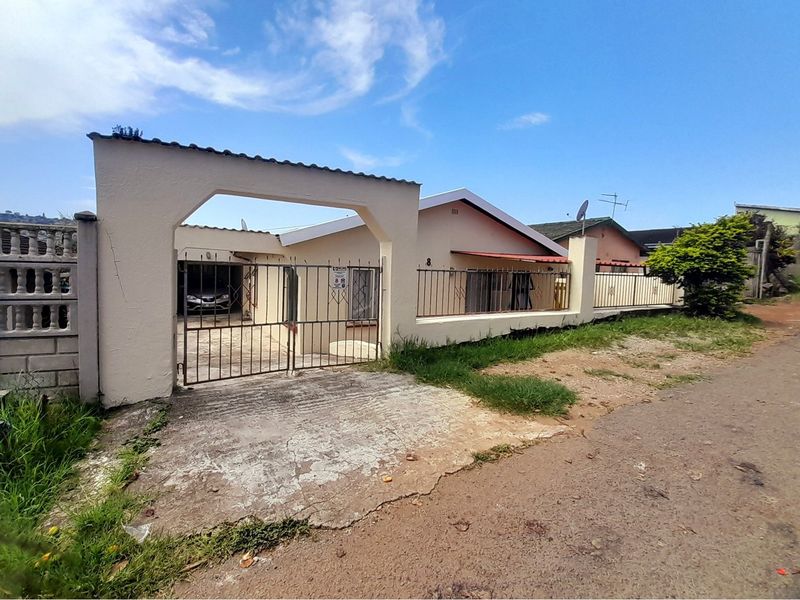 Discover this beautiful Stunning Five-Bedroom Extended Home in Brookdale, Phoenix. - Photo 5