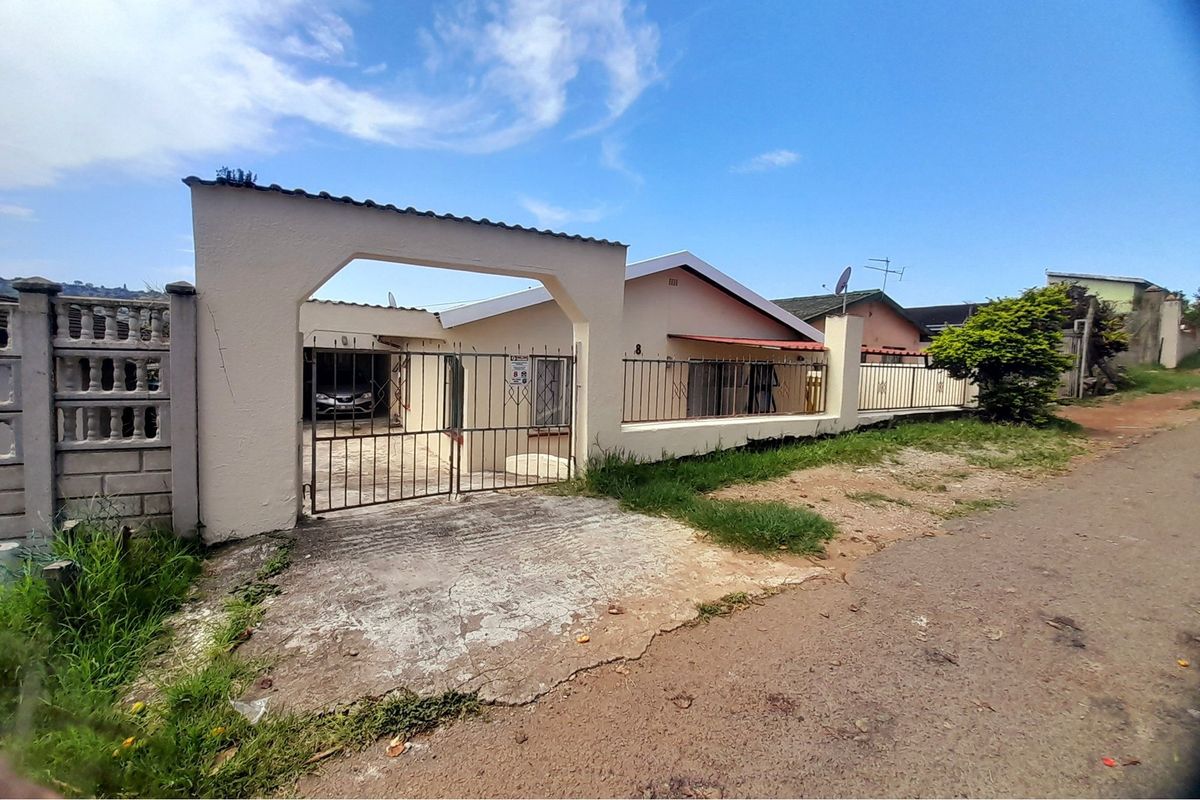 Discover this beautiful Stunning Five-Bedroom Extended Home in Brookdale, Phoenix. - Photo 5