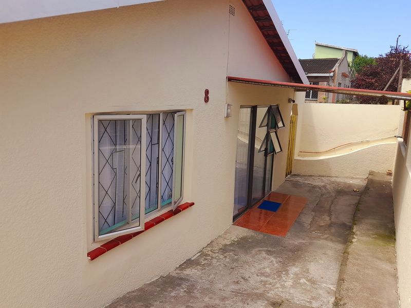 Discover this beautiful Stunning Five-Bedroom Extended Home in Brookdale, Phoenix. - Photo 3