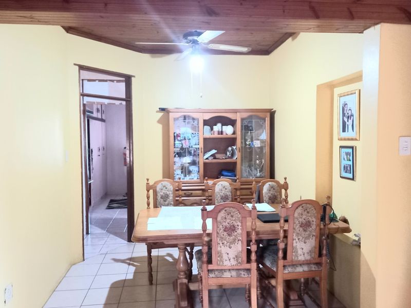 "Comfortable Living, Convenient Location - Your Dream Home Awaits!" - Photo 9