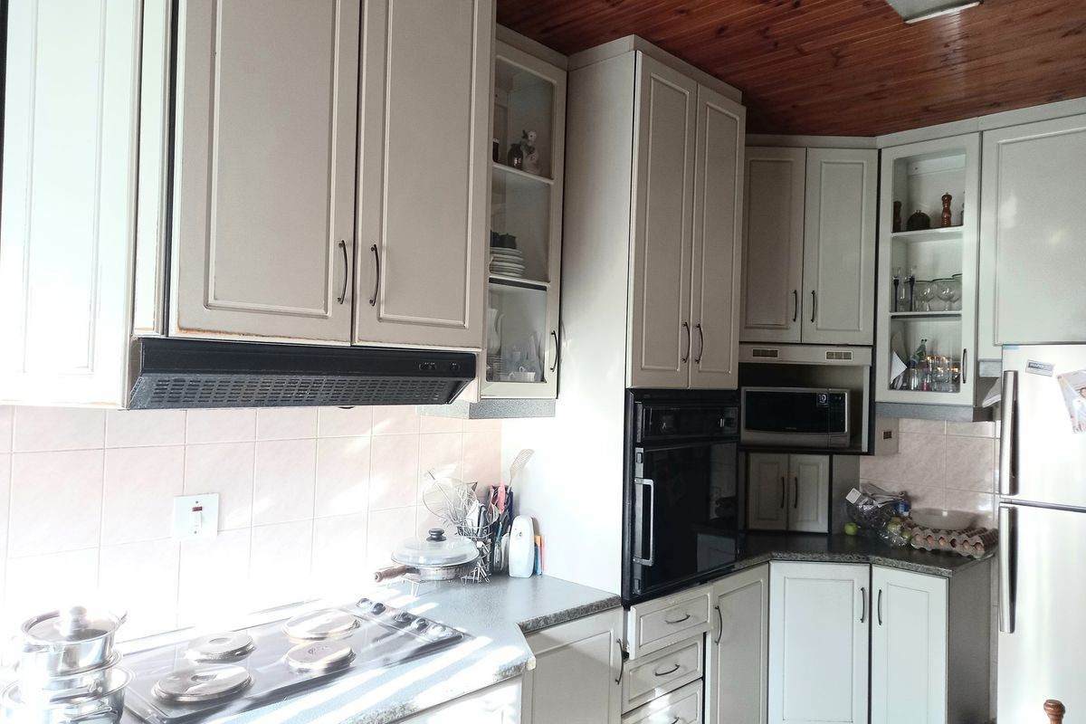 "Comfortable Living, Convenient Location - Your Dream Home Awaits!" - Photo 4