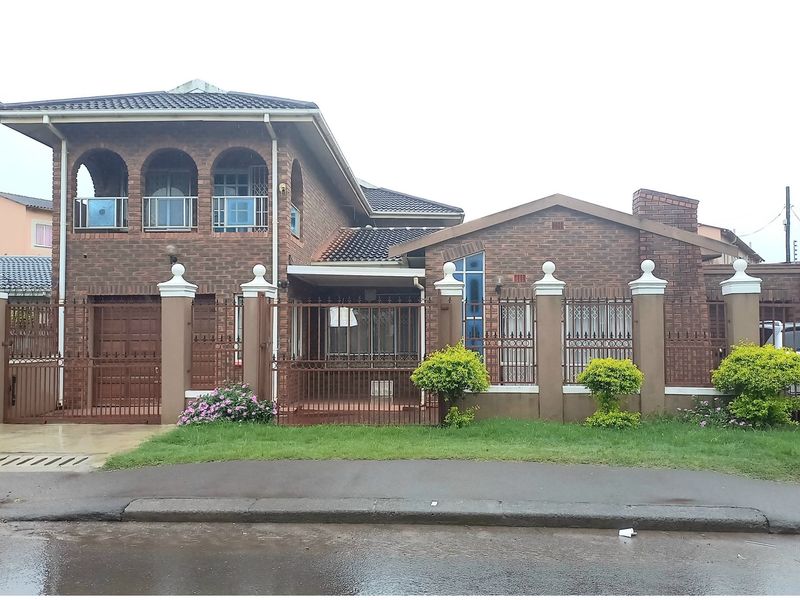 "Comfortable Living, Convenient Location - Your Dream Home Awaits!" - Photo 3