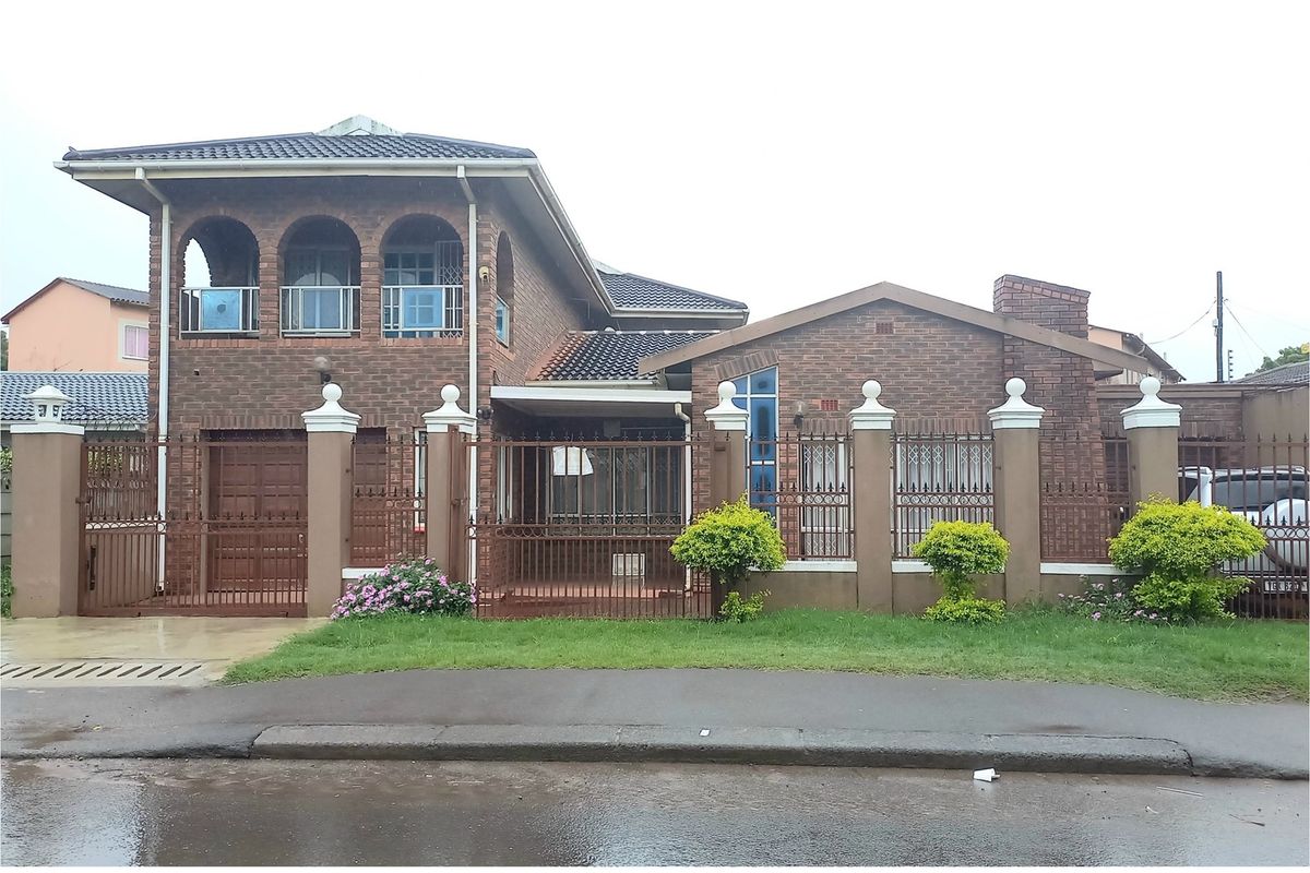 "Comfortable Living, Convenient Location - Your Dream Home Awaits!" - Photo 3