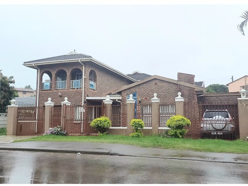 "Comfortable Living, Convenient Location - Your Dream Home Awaits!" - Photo 2