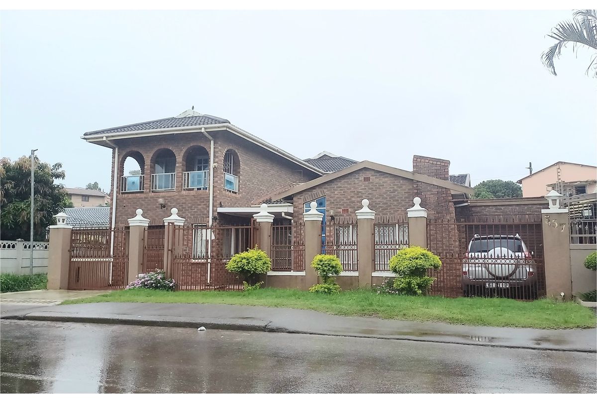 "Comfortable Living, Convenient Location - Your Dream Home Awaits!" - Photo 2