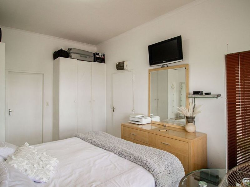 Stylish 2-Bedroom Apartment with Breathtaking Magaliesberg Views - Photo 9